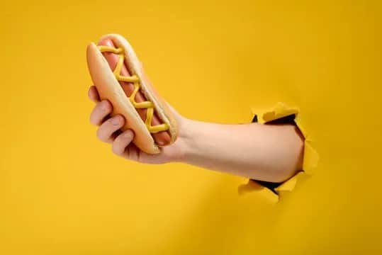 Ile kcal ma hot dog z Żabki? Sprawdź, co naprawdę jesz!