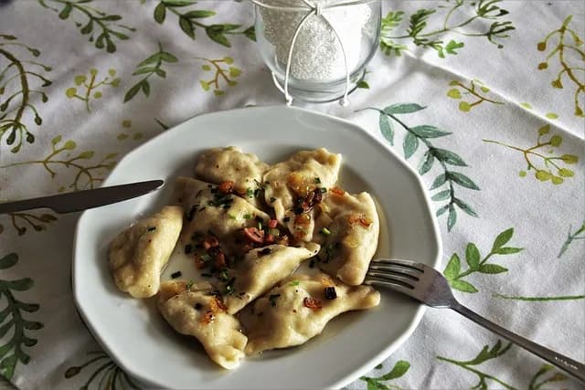 Ile kalorii ma 5 pierogów z mięsem? Zaskakujące fakty o kaloriach