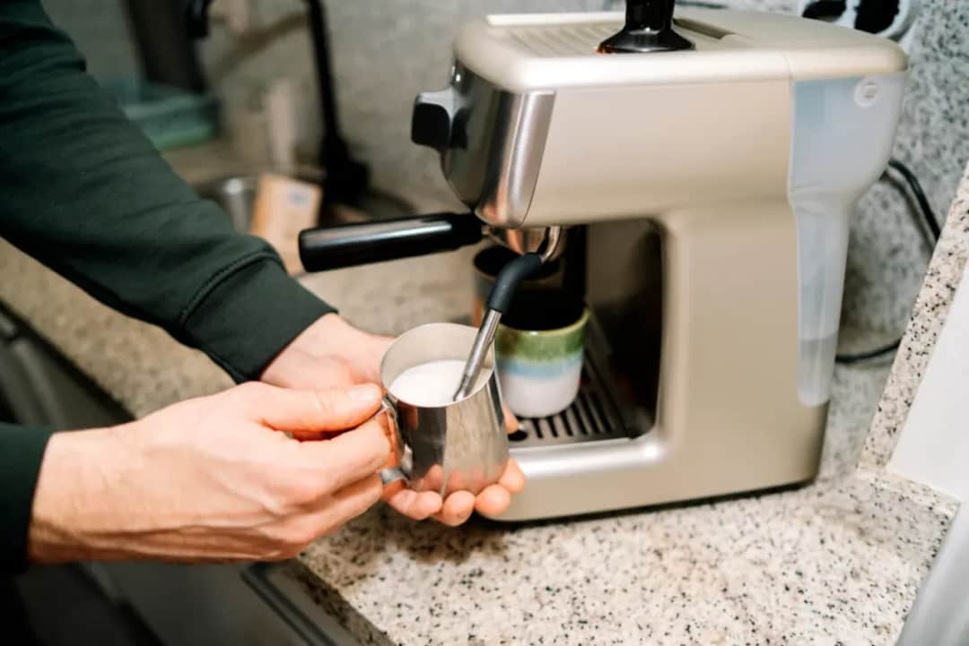 Jak spienić mleko roślinne - najlepsze techniki dla idealnej pianki