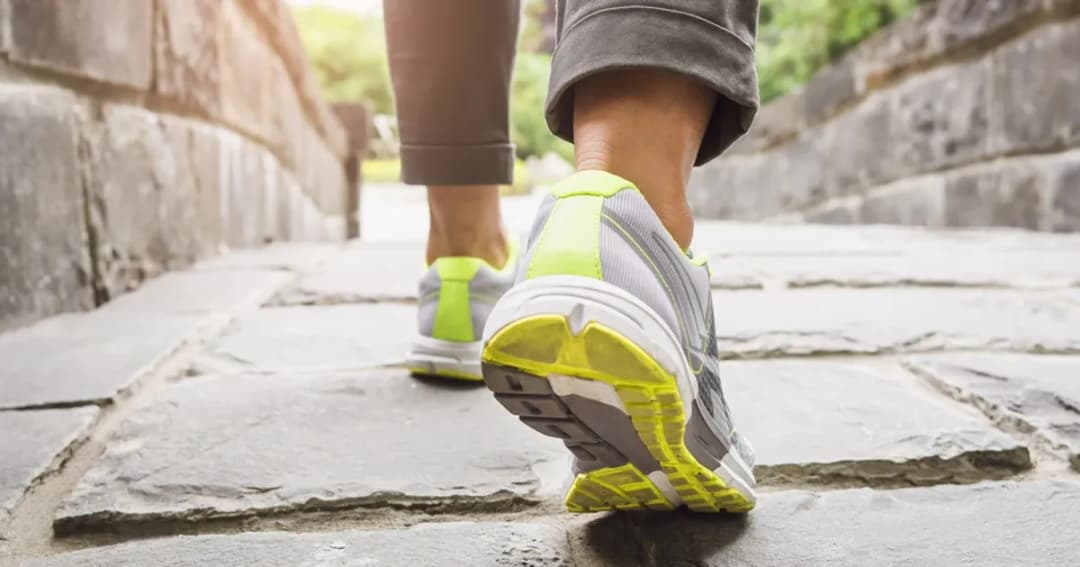 Czy spacer odchudza? Sprawdź, jak skutecznie schudnąć chodząc