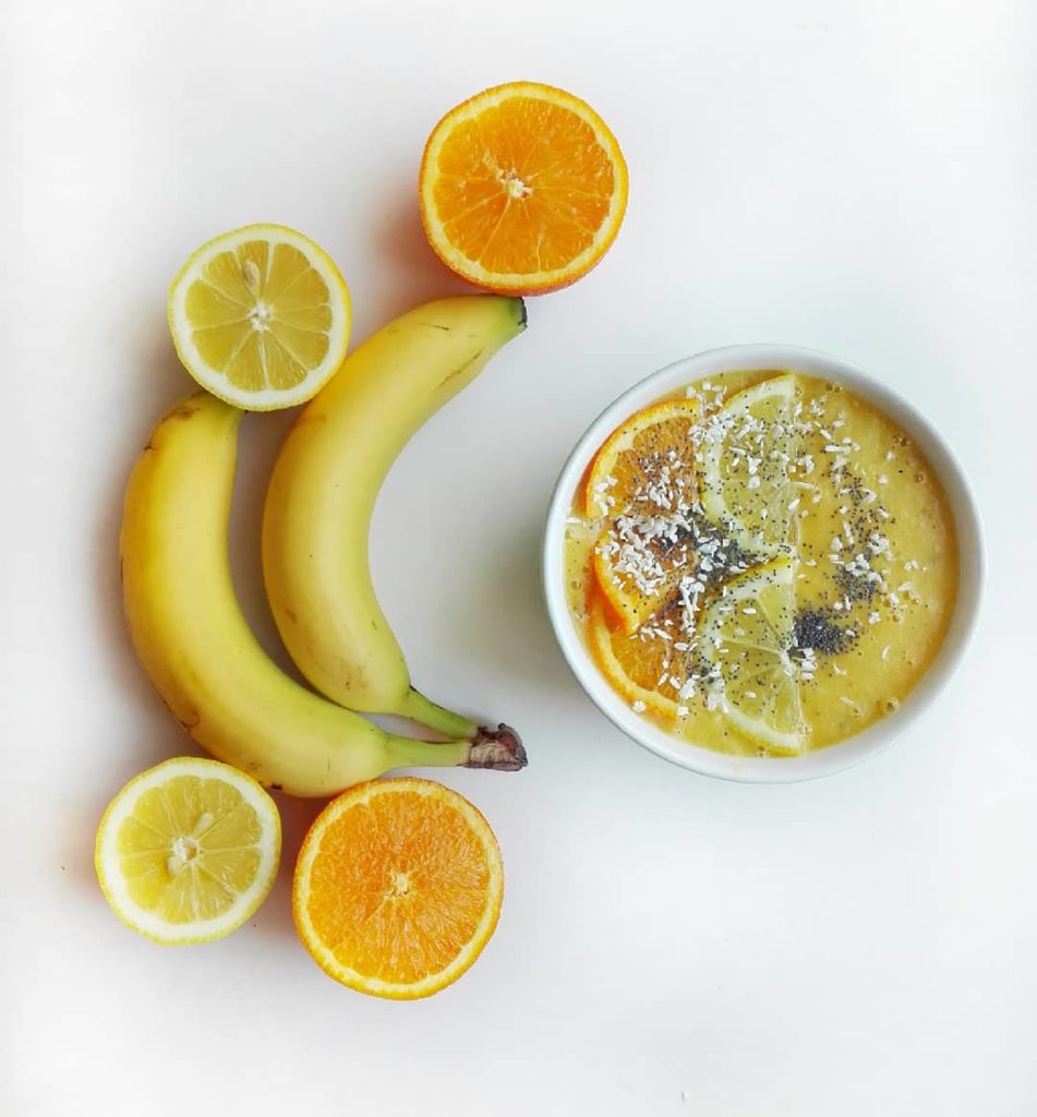 Smoothiebowl, smoothie z bananów, pomarańczy i cytryn