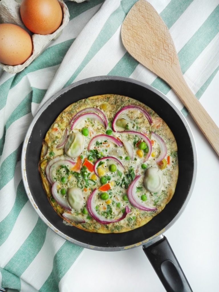 Zdrowy omlet z warzywami, propozycja na pożywne śniadanie