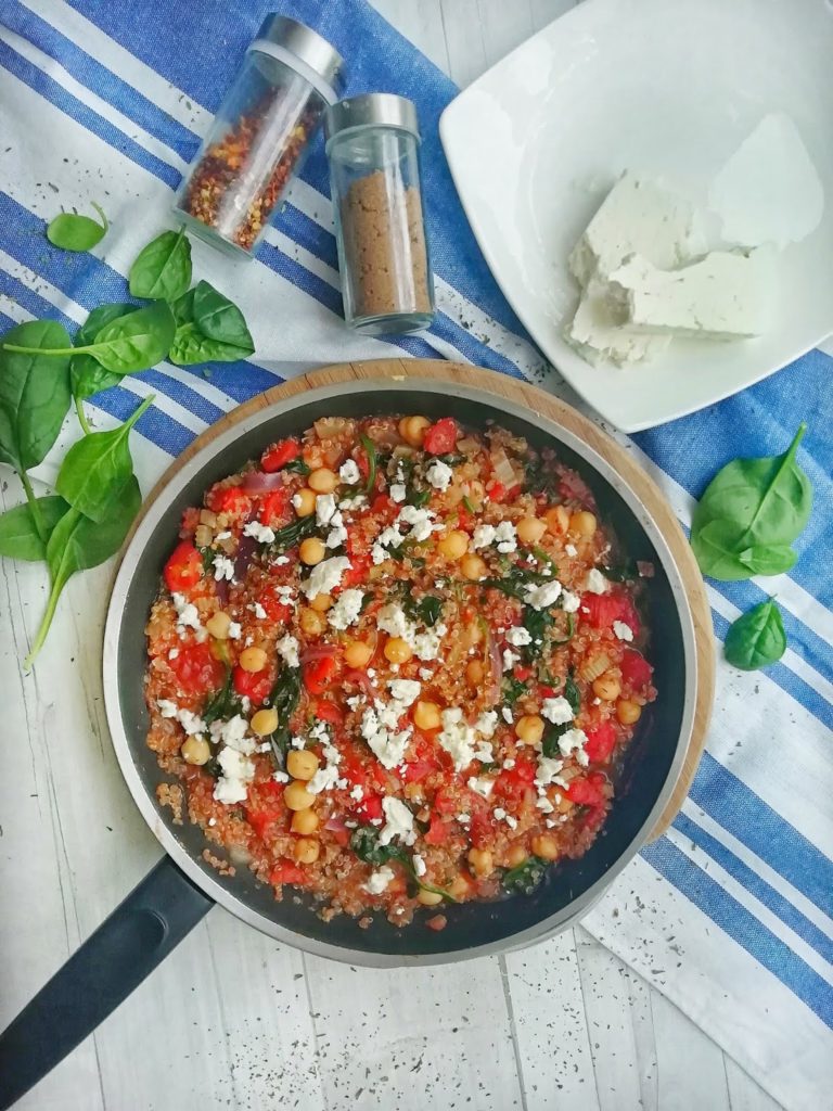 Pomidorowa komosa ryżowa ze szpinakiem, ciecierzycą i serem feta