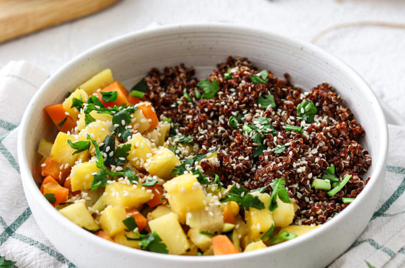 Komosa ryżowa z warzywami i ananasem - pomysł na wegański obiad